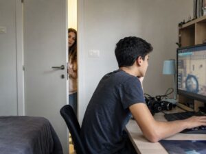 בן נוער מסתגר בחדרו ואינו מעוניין לדבר עם הוריו.